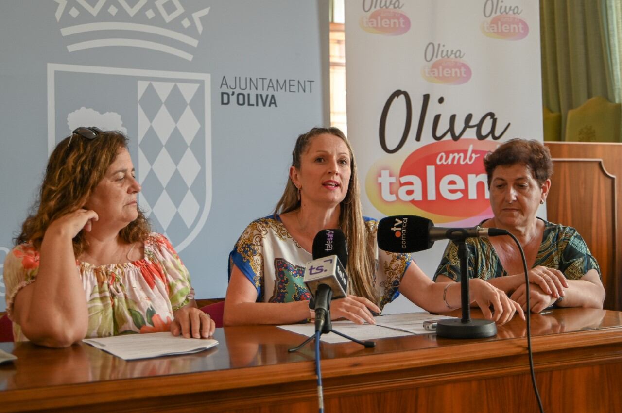 Rueda de prensa de presentación de las becas Oliva amb el talent.