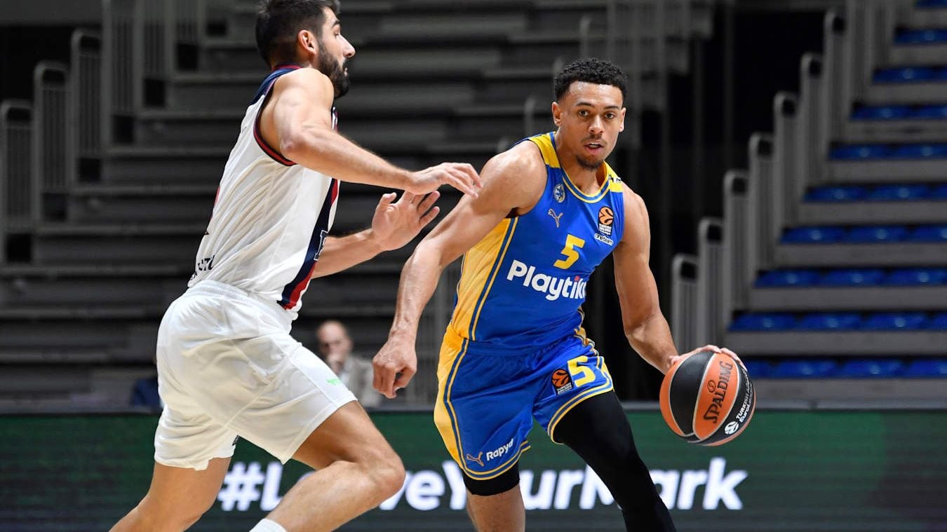 Dani Díez trata de frenar el avance de Wade Baldwin IV en el Pionir.