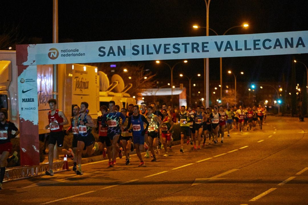 Varios corredores participan en la categoría Élite Masculina de la carrera San Silvestre Vallecana 2020, en Madrid (España), a 31 de diciembre de 2020. En la categoría Élite masculina, Daniel Simiu Ebenyo ha logrado el primer puesto, Faniel Gheb