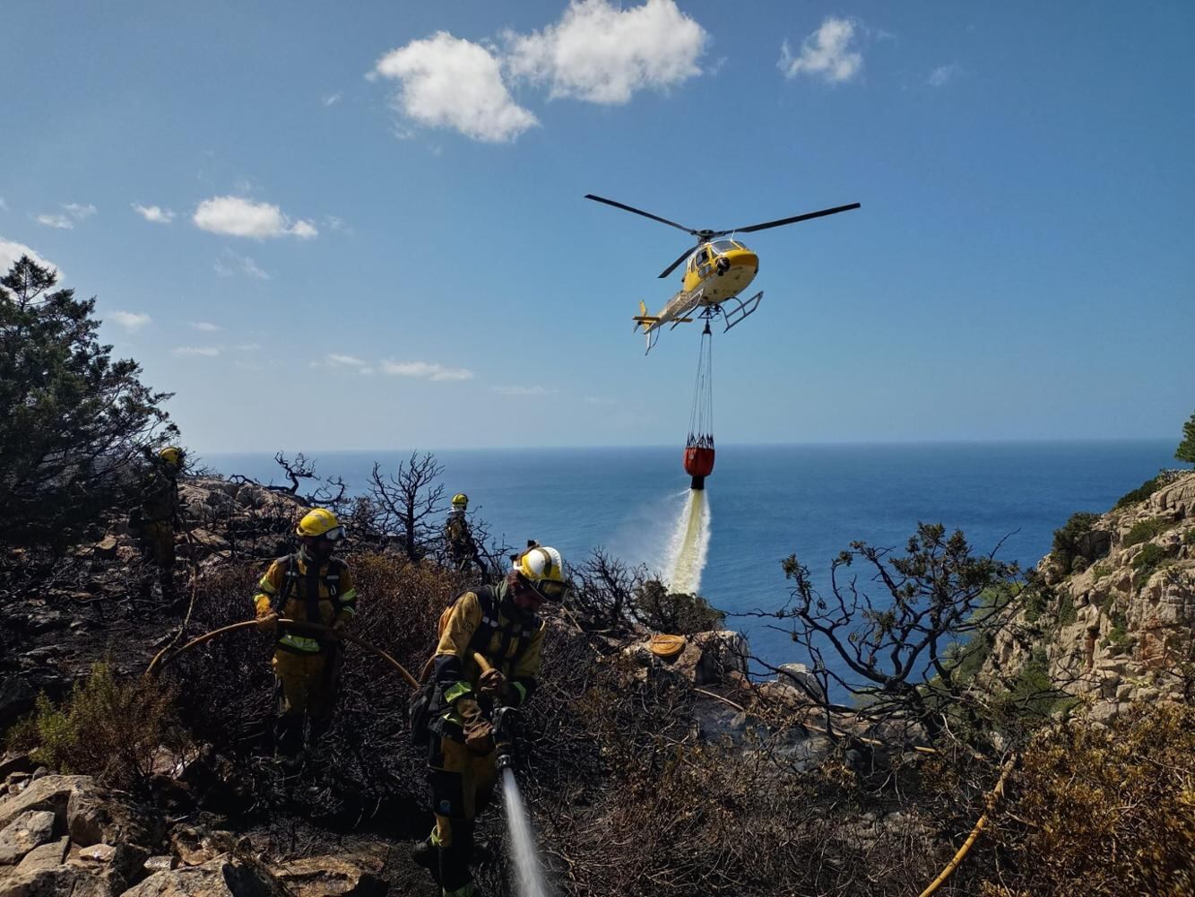 Helicóptero actuando en un incendio en las islas (CAIB)