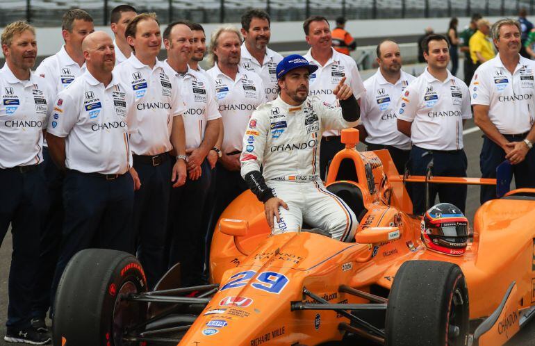 Fernando posa con su equipo de mecánicos tras la clasificación de las 500 millas de Indianápolis