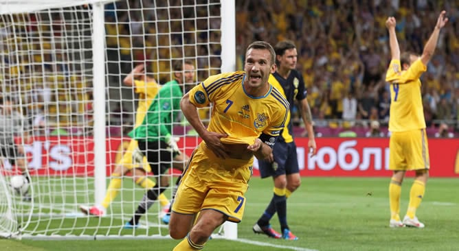 El jugador de la selección ucraniana Andriy Shevchenko celebra un gol ante Suecia, el lunes 11 de junio 2012, durante el partido que juegan ambas selecciones, correspondiente al Grupo D de la Eurocopa 2012, en Kiev, Ucrania.