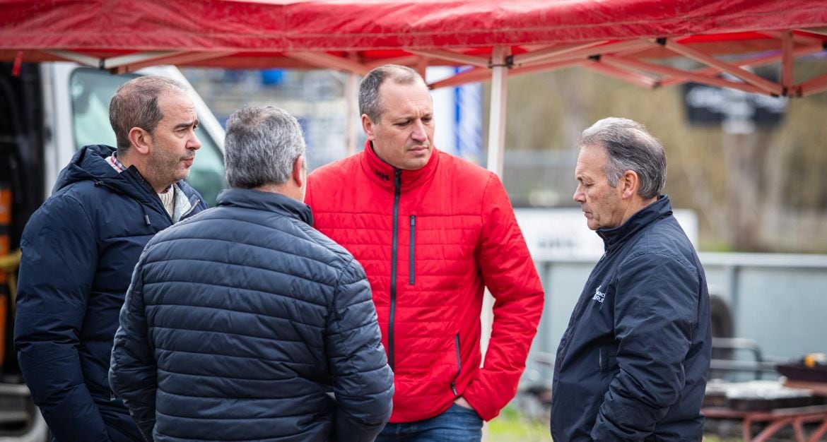 Alfonso García Eiriz (centro, de rojo), promotor de la moción de censura y Antonio Rodríguez Troitiño (izquierda), presidente de la Federación Gallega de Automovilismo