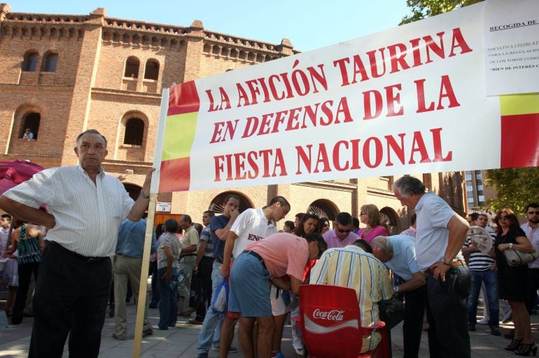 Recogida de firmas a favor de la fiesta nacional  frente a la plaza de toros de Valladolid durante la corrida de José Tomás (8-9-2011)