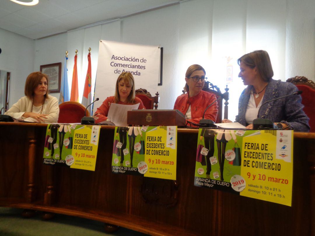 De izq a dcha, Olga Rojo y Susana de las Heras, responsables de ACOA, y Raquel González y María Ángeles Marín, alcaldesa y concejal de Comercio, en la firma del convenio