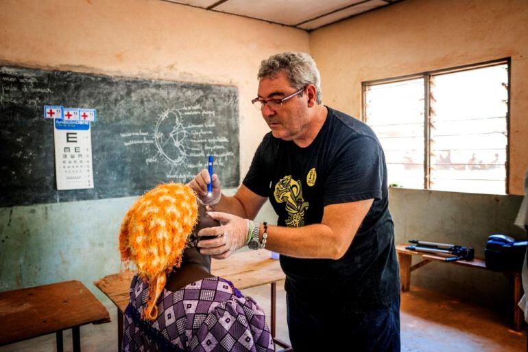 Médico de ACCI en una de sus actuaciones en Togo 