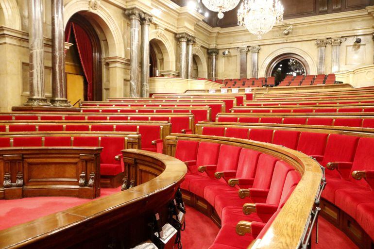 L'hemicicle buit, amb els cartells de la CUP que clamen pel "poder del poble" posats als seus escons del Parlament a l'hora que havia de començar el ple d'investidura, el 30 de gener de 2018