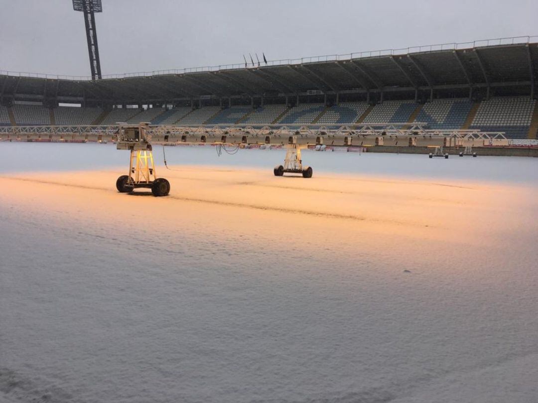 A unas horas del partido, la nieve cubría el césped del Reino