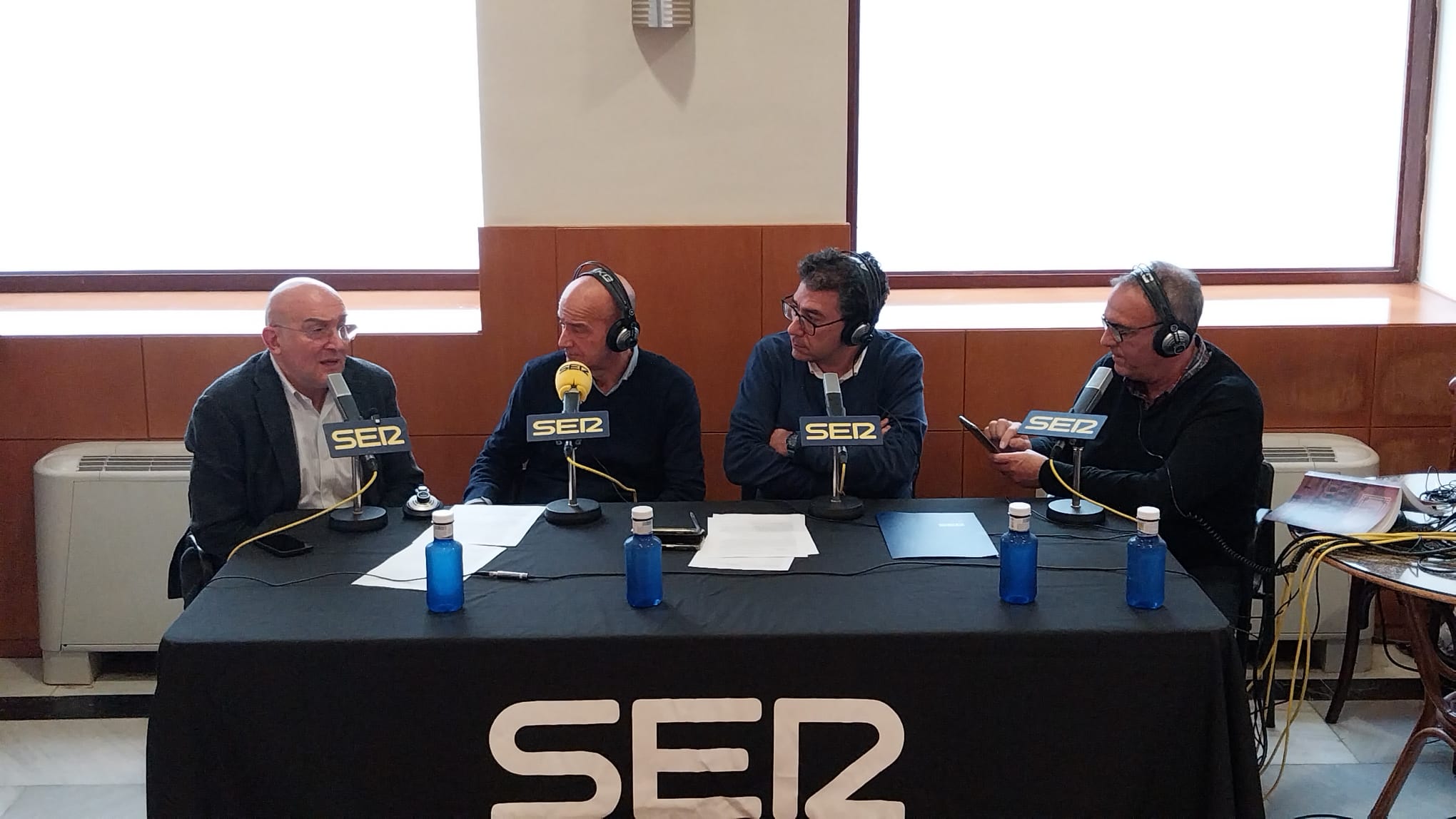 Jesús Julio Carnero, alcalde de Valladolid junto a Carlos Flores, Mario Alejandre y Javier Cuevas, director de Contenidos de la Cadena SER de Castilla y León, durante el programa especial por el aniversario de Radio Valladolid