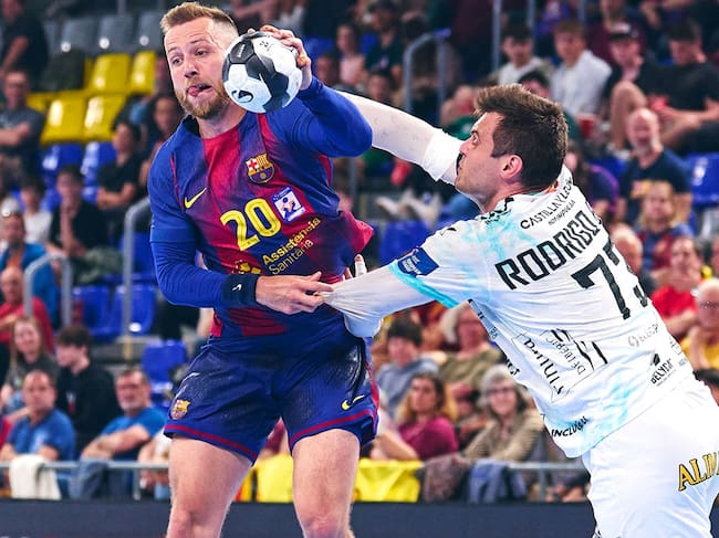 Benites defiende a un jugador del Barcelona.