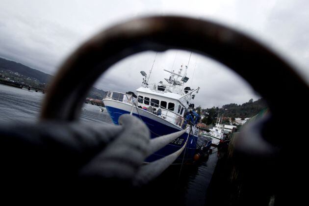  En la imagen, uno de los barcos pesqueros que tienen su base en el puerto