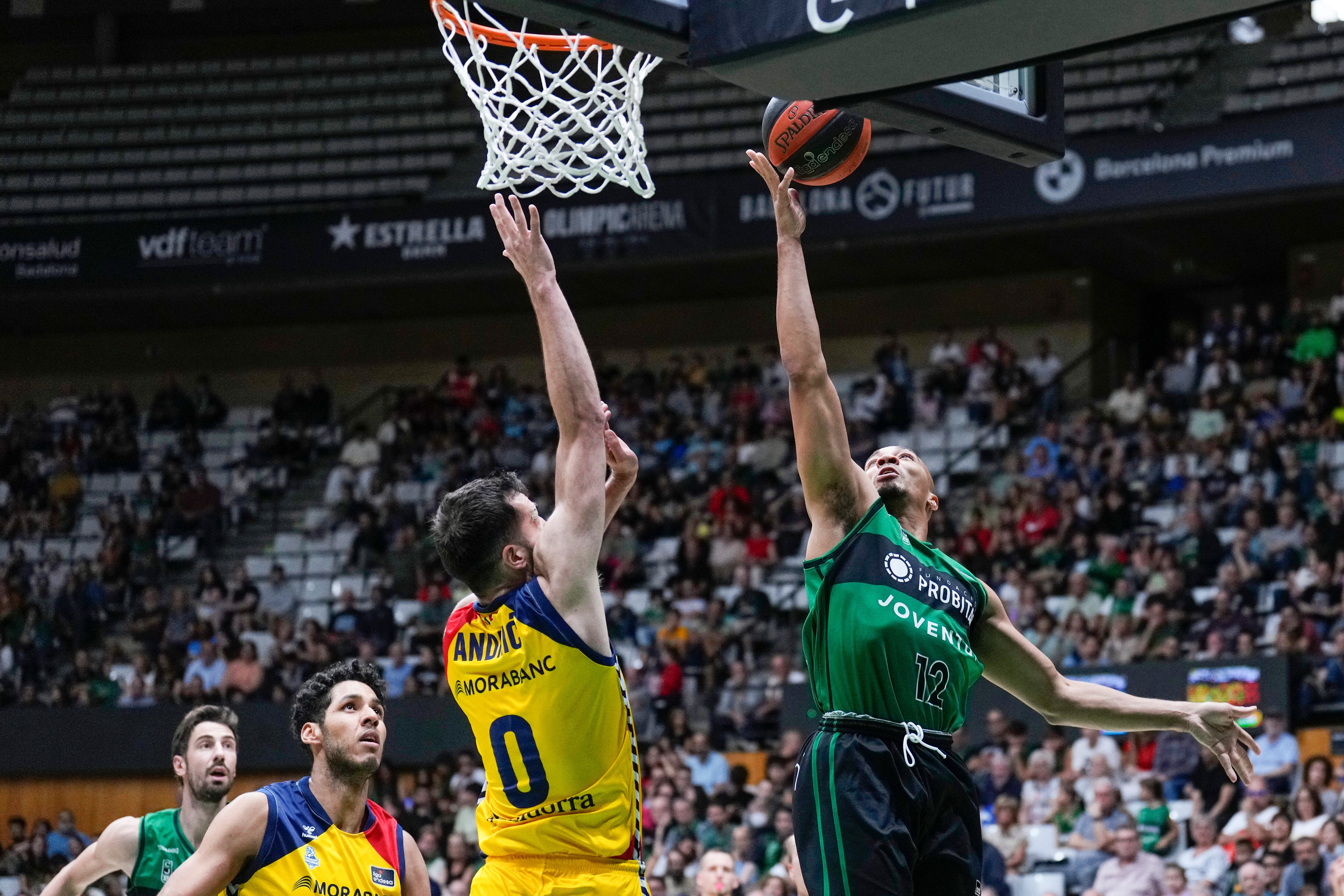 L'escorta nordamericà del Joventut Andrew Andrews (d) intenta superar l'aler serbi del Morabanc Andorra Mihajlo Andric, durant el partit de Lliga Endesa de bàsquet disputat aquest dissabte a l'Olimpic de Badalona. EFE/Alejandro García