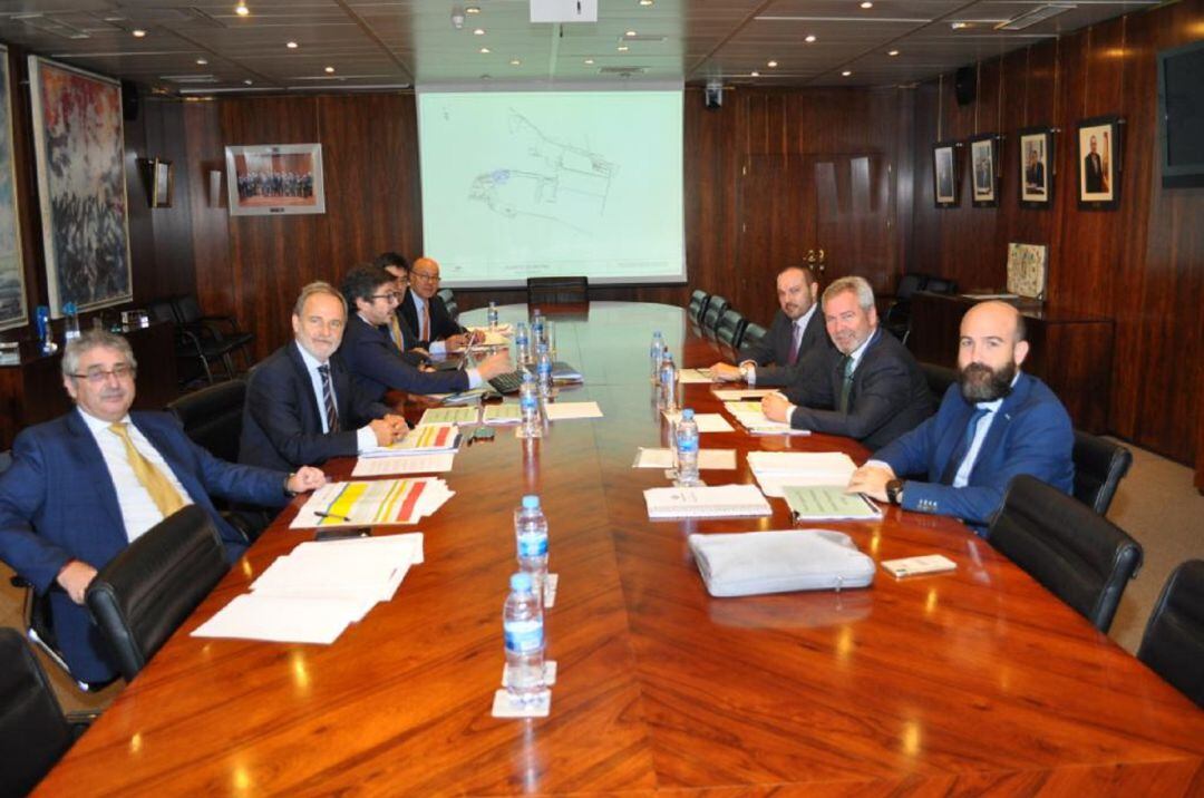 Los presidentes del Organismo Público Puerto del Estado y de la Autoridad Portuaria de Motril, Salvador de la Encina y José García Fuentes se reúnen con técnicos