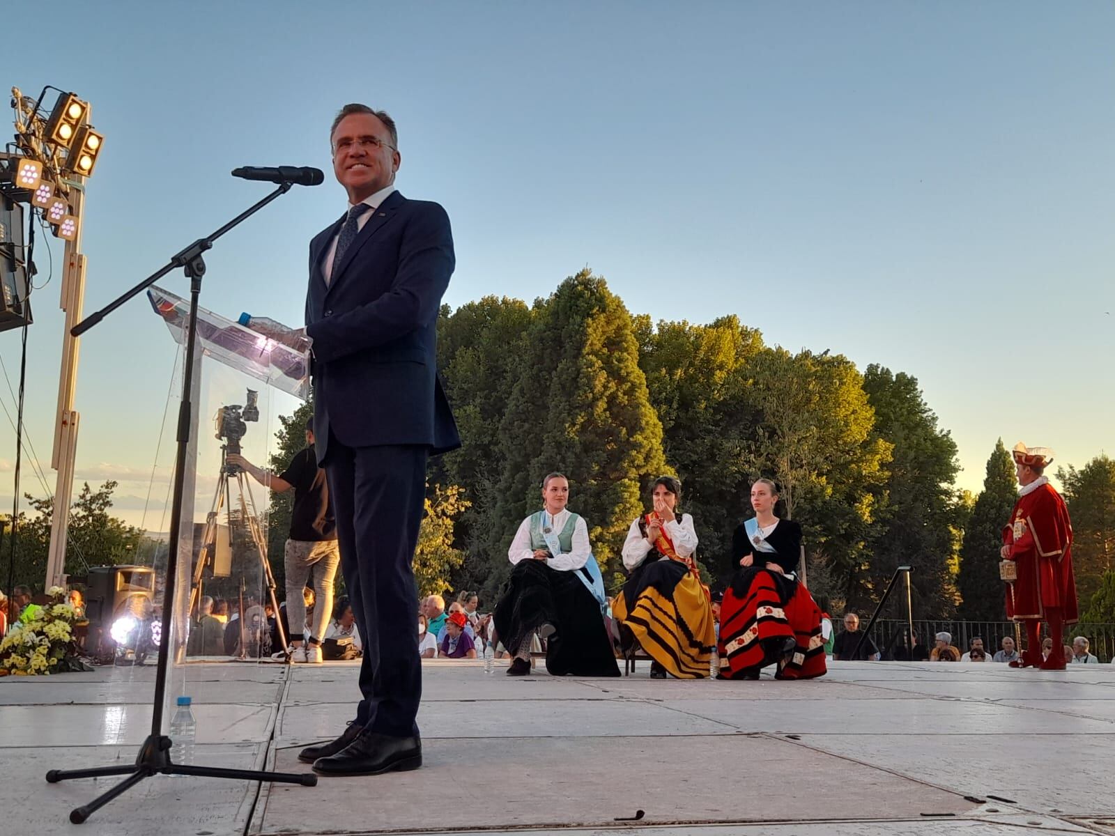 FIESTAS ARANDA 2022 Fernando Berzosa presenta la Ofrenda de Flores ante la atenta mirada de la reina y sus damas de honor