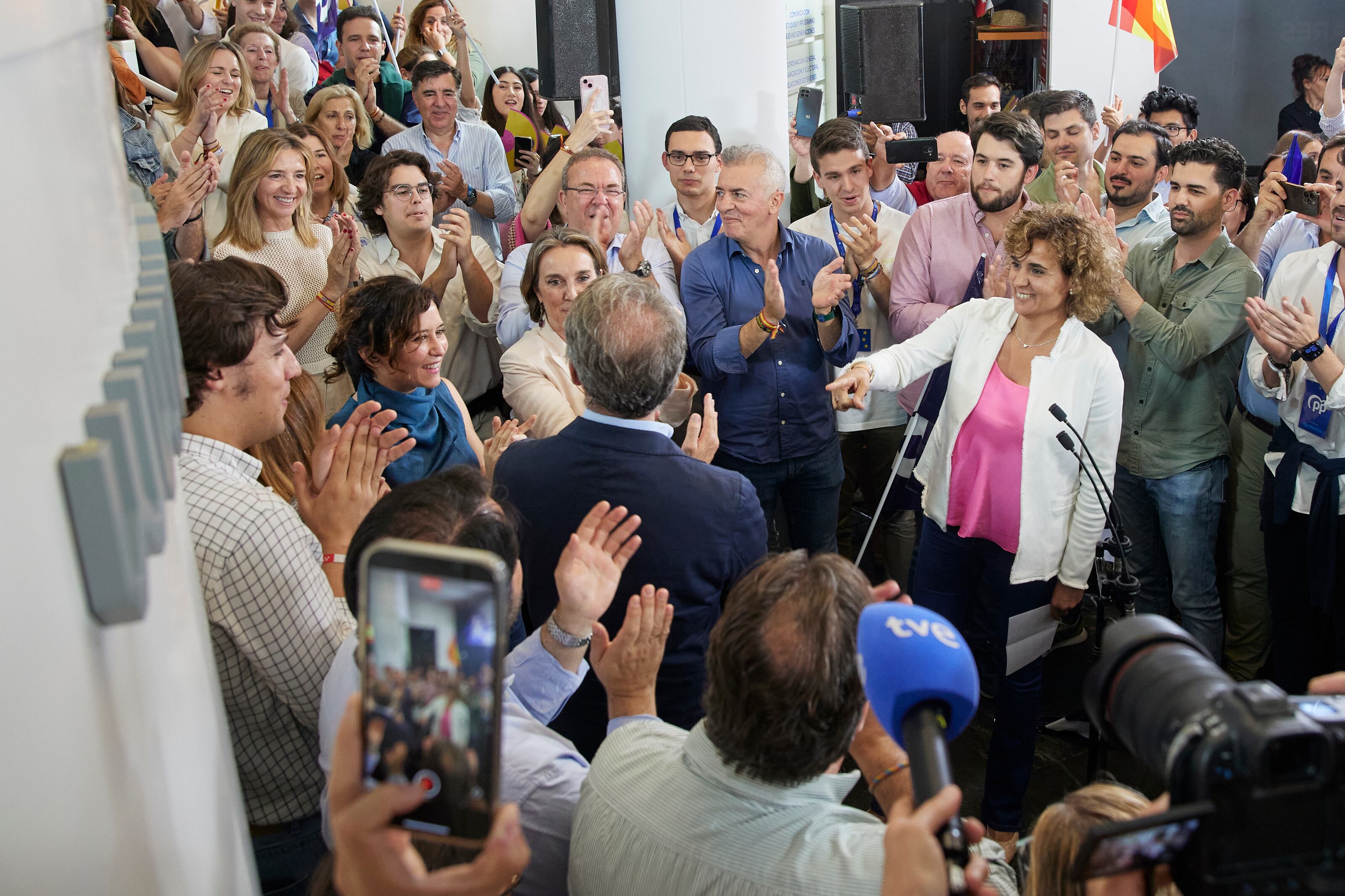 Alberto Núñez Feijóo junto a Dolors Montserrat en la sede del PP tras la victoria en las elecciones europeas.