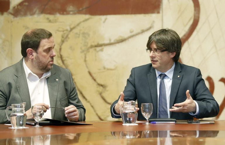 El presidente de la Generalitat, Carles Puigdemont, y el vicepresidente y conseller de Economía y Hacienda, Oriol Junqueras