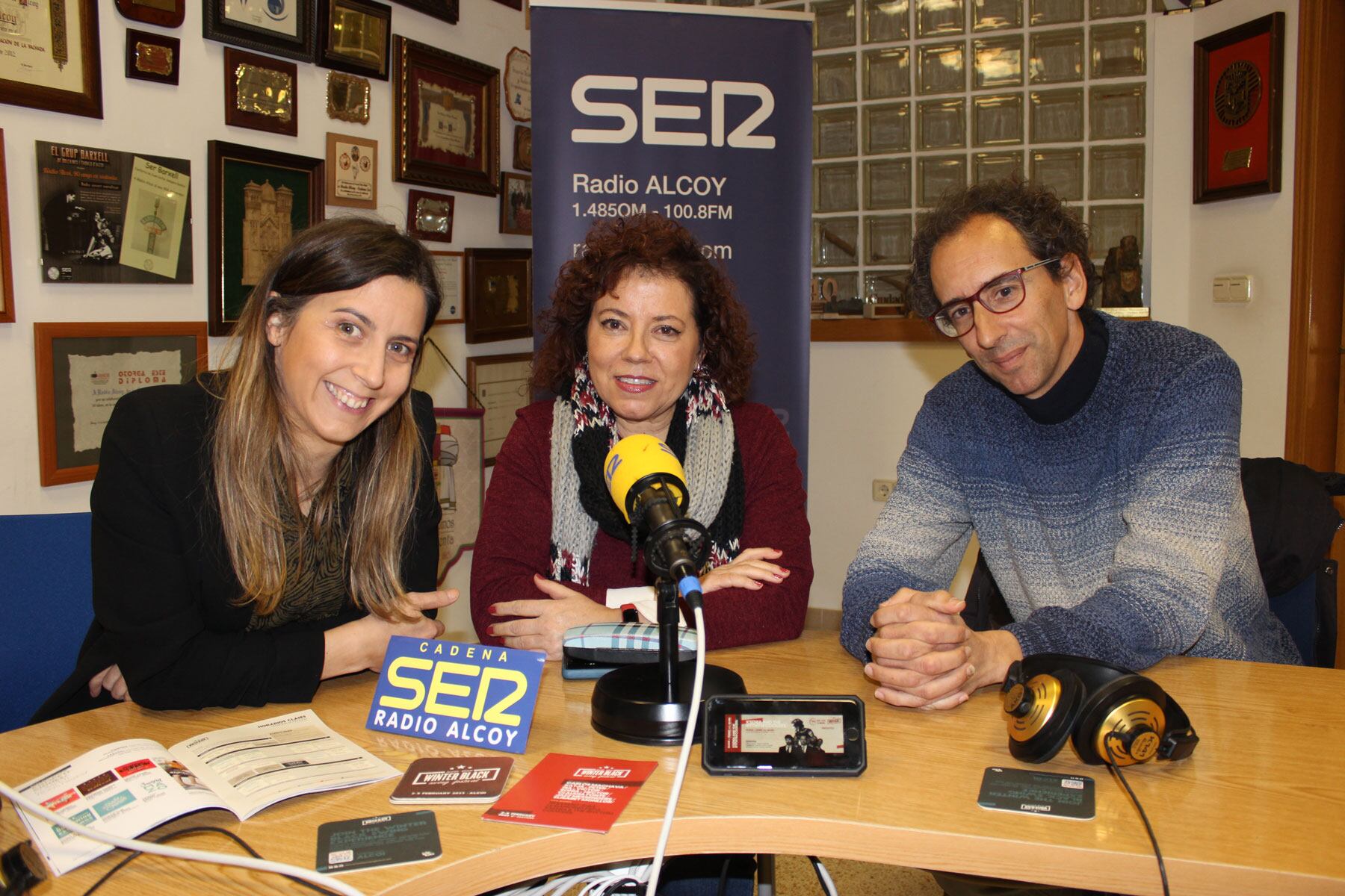 Pilar Molina, Àngels Ferrer y Jacobo Blanes, en el estudio central de Radio Alcoy