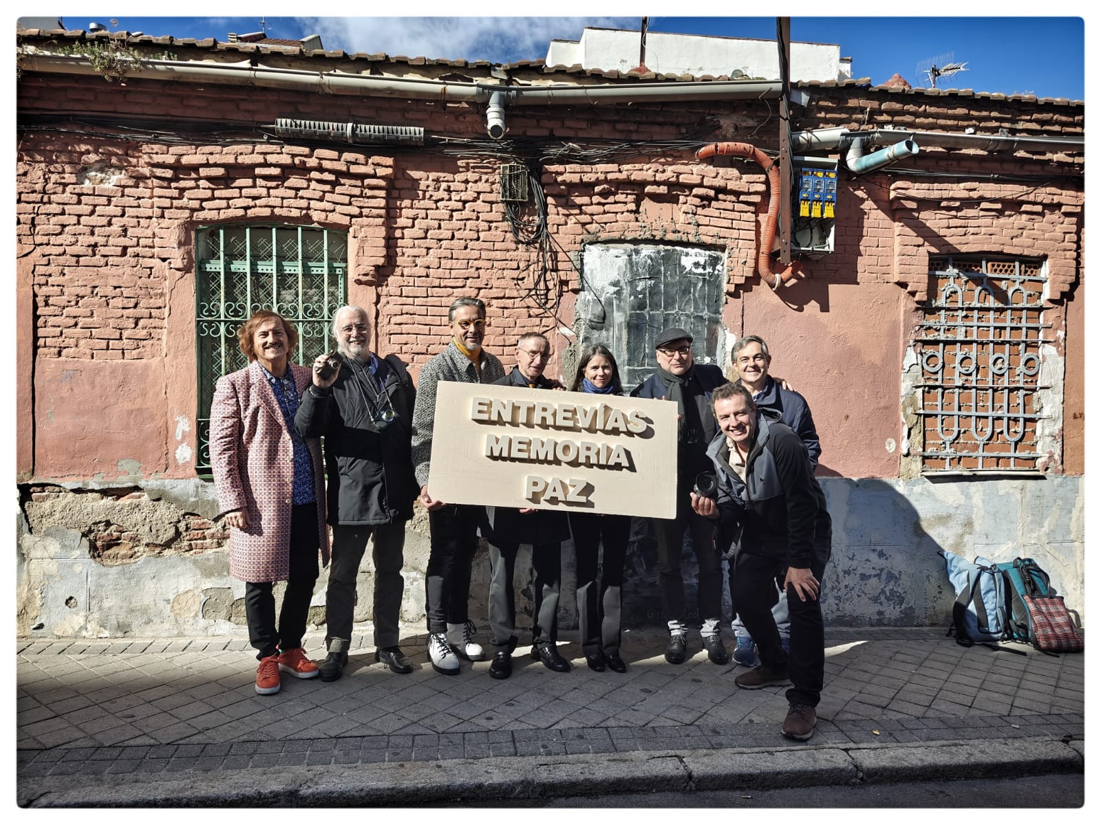 Miembros de la Plataforma SalvaPeironcely 10 ante la fachada de la casa