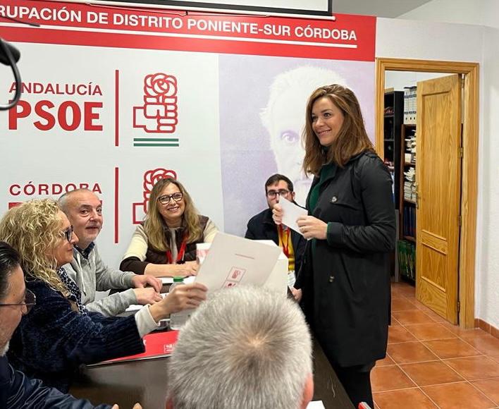 La concejal socialista Carmen Campos en el momento de ejercer su derecho al voto en las primarias que el PSOE celebra hoy para elegir a su próximo candidato o candidata a la alcaldía de Córdoba en las municipales de 2023