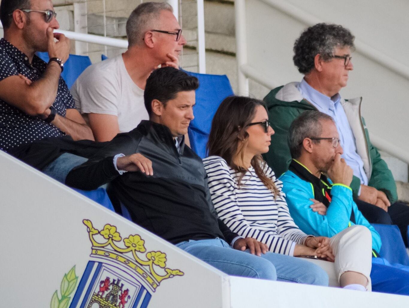 El vicepresidente de la Arandina, Francisco Galán, en primer término en el palco de El Montecillo durante un partido del club
