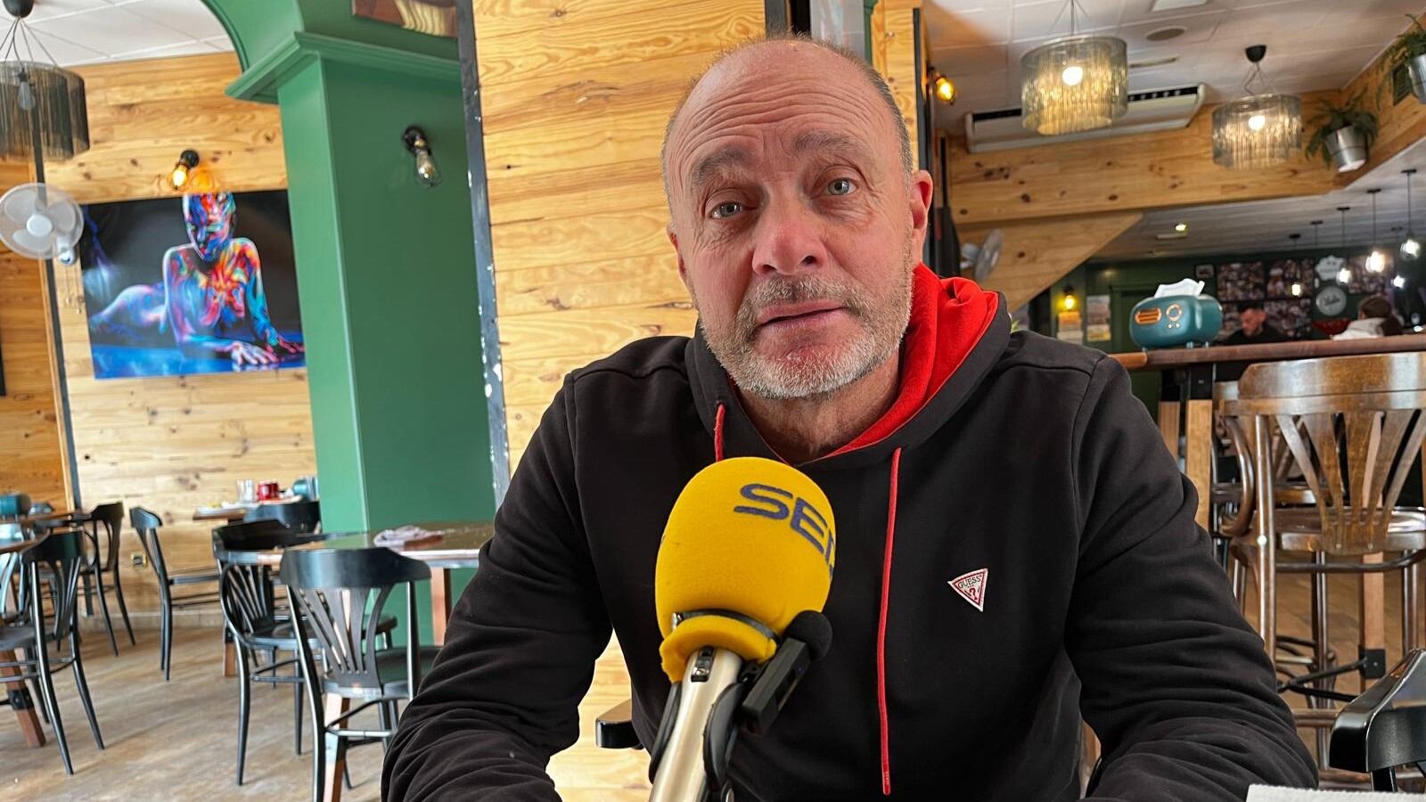 Vicente Mir con el micrófono de la Cadena SER.