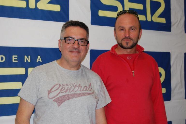 Oier Gurrutxaga, a la izquierda, posa con Juanma Cano en Radio Eibar