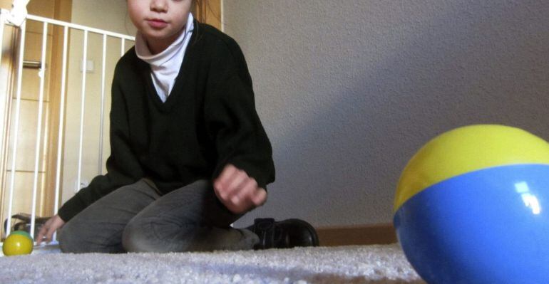 GRA138 RIVAS VACIAMADRID (MADRID) 27/2/2015 .- Sofía Recuero, de 9 años, sufre una enfermedad rara sin diagnóstico que le provoca encefalopaía y microcefalia. La niña, que se comporta como un bebé ya que ni habla, ni camina, juega en su dormitorio en la localidad madrileña de Rivas Vaciamadrid. EFE/Jesús Bartolomé