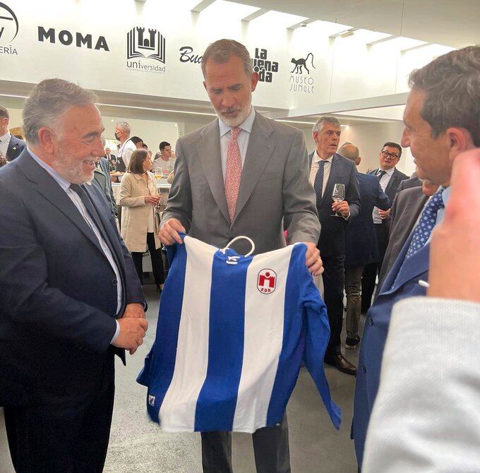 Silvano entrega la camiseta