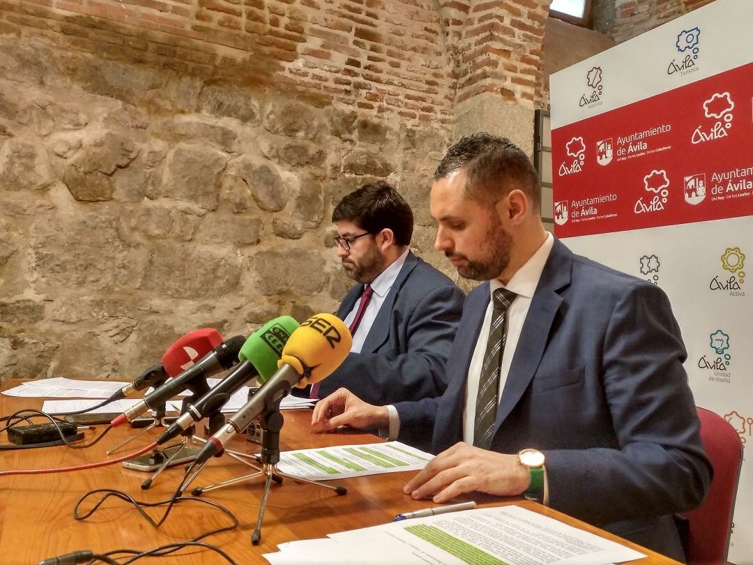 Jesús Manuel Sánchez Cabrera y José Ramón Budiño presentan las medidas aprobadas en la Junta de Gobierno Local