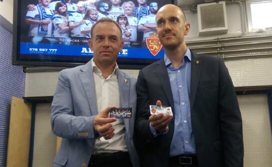 El presidente del Real Zaragoza, Christian Lapetra, y el director de márqueting, Carlos Arranz, presentan los nuevos abonos.