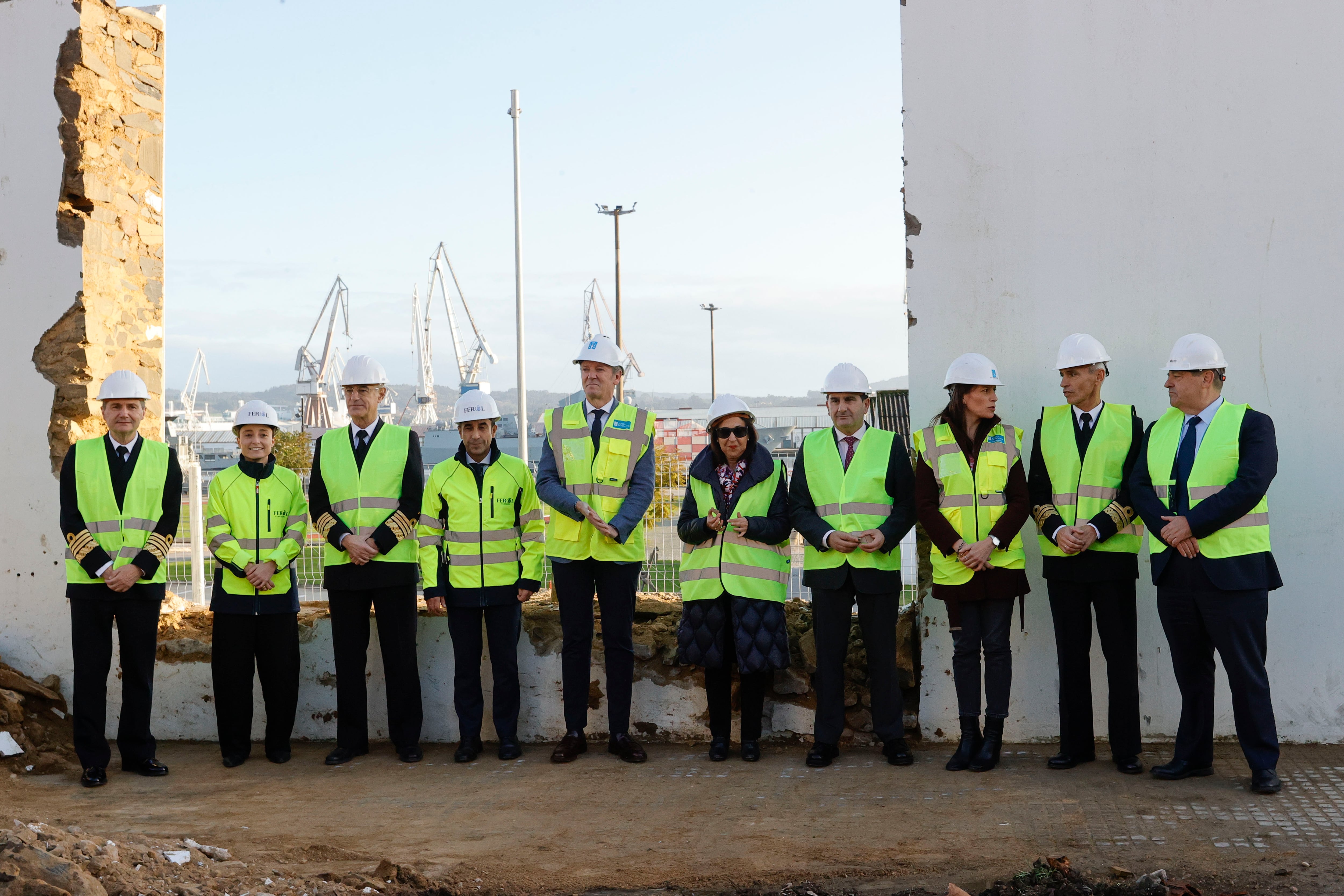 La ministra de Defensa y el presidente de la Xunta, entre otras autoridades, durante el acto de inicio del derribo de la muralla del Arsenal Militar. EFE/ Kiko Delgado