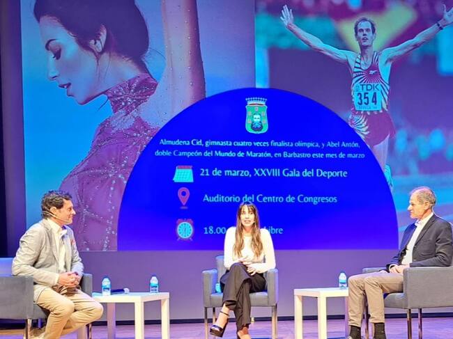 Almudena Cid y Abel Antón fueron los deportistas invitados. Foto: Ayuntamiento de Bsrbastro