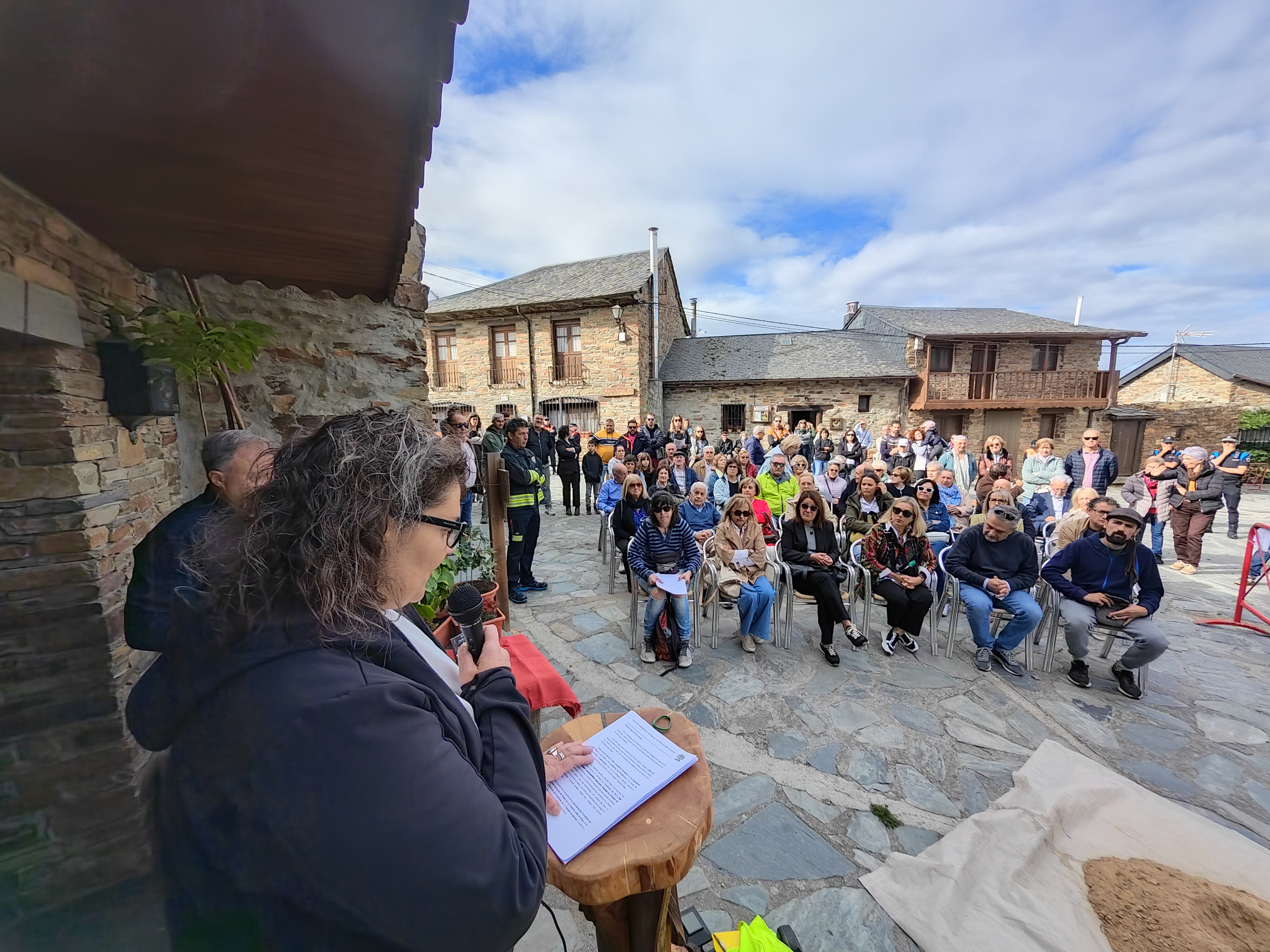 Acto de homenaje en presencia de Maruchi, la viuda de Nacho, tercera por la izquierda en la primera fila
