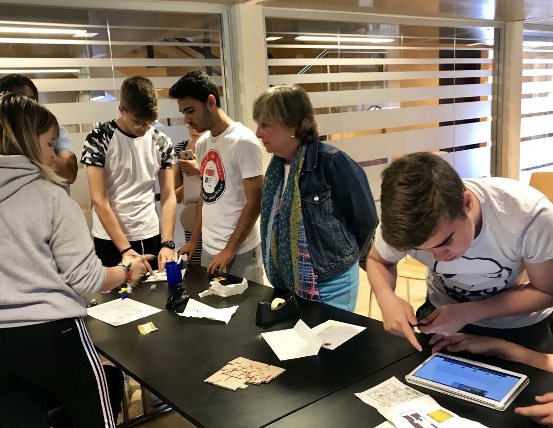 Alumnos del IES Marqués de Lozoya participando en el &#039;Escape Room&#039; organizado por la Confederación Hidrográfica del Duero