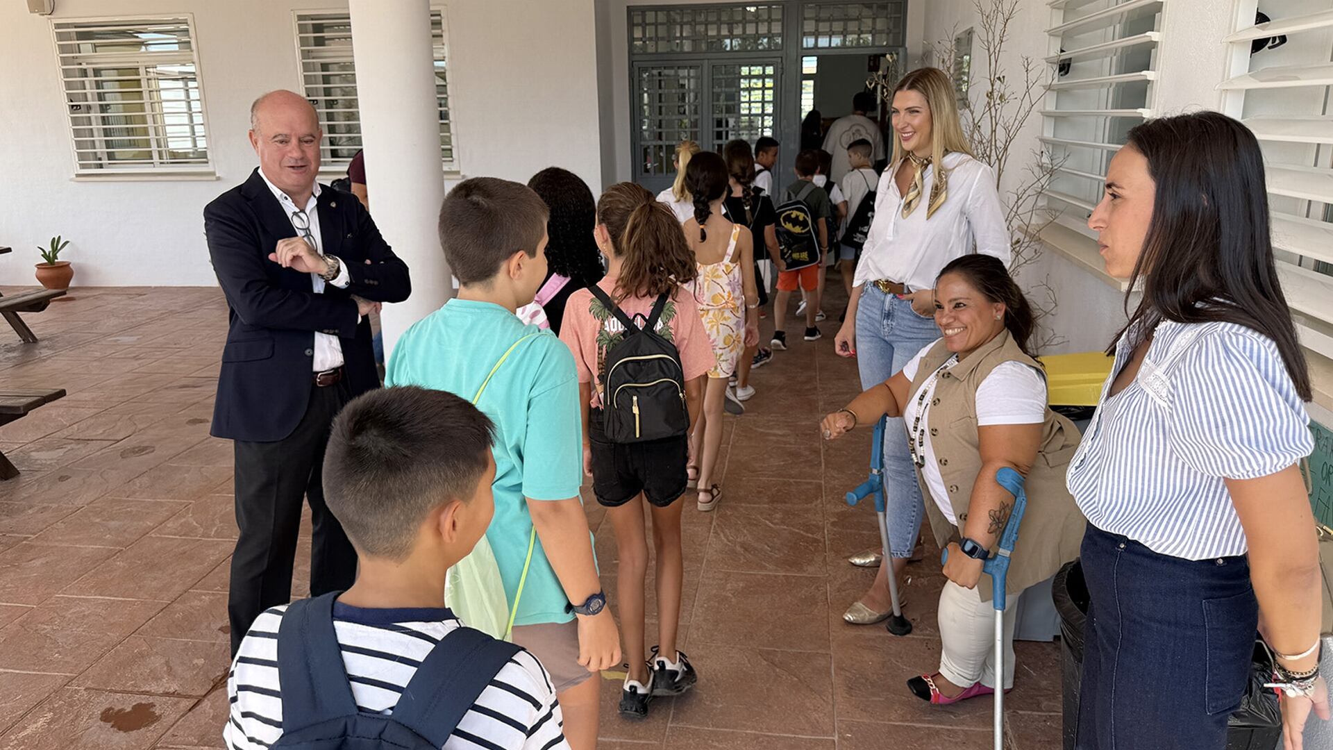 El alcalde de Antequera visita el CEIP La Peña de Cartaojal en la vuelta a clase