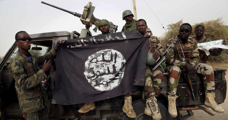 Soldados nigerianos muestran la bandera del grupo terrorista tras afirmar haber herido de muerte a su líder.