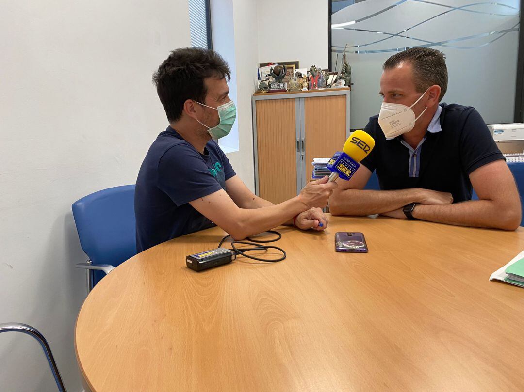 Radio Alcoy en el despacho de Alberto Belda, concejal de Deportes