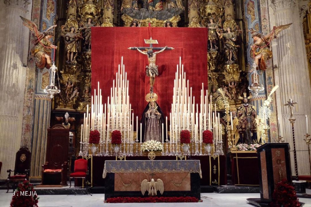 Los titulares de la Hermandad del Amor en el altar mayor del Salvador durante los actos del IV Centenario de la Fusión