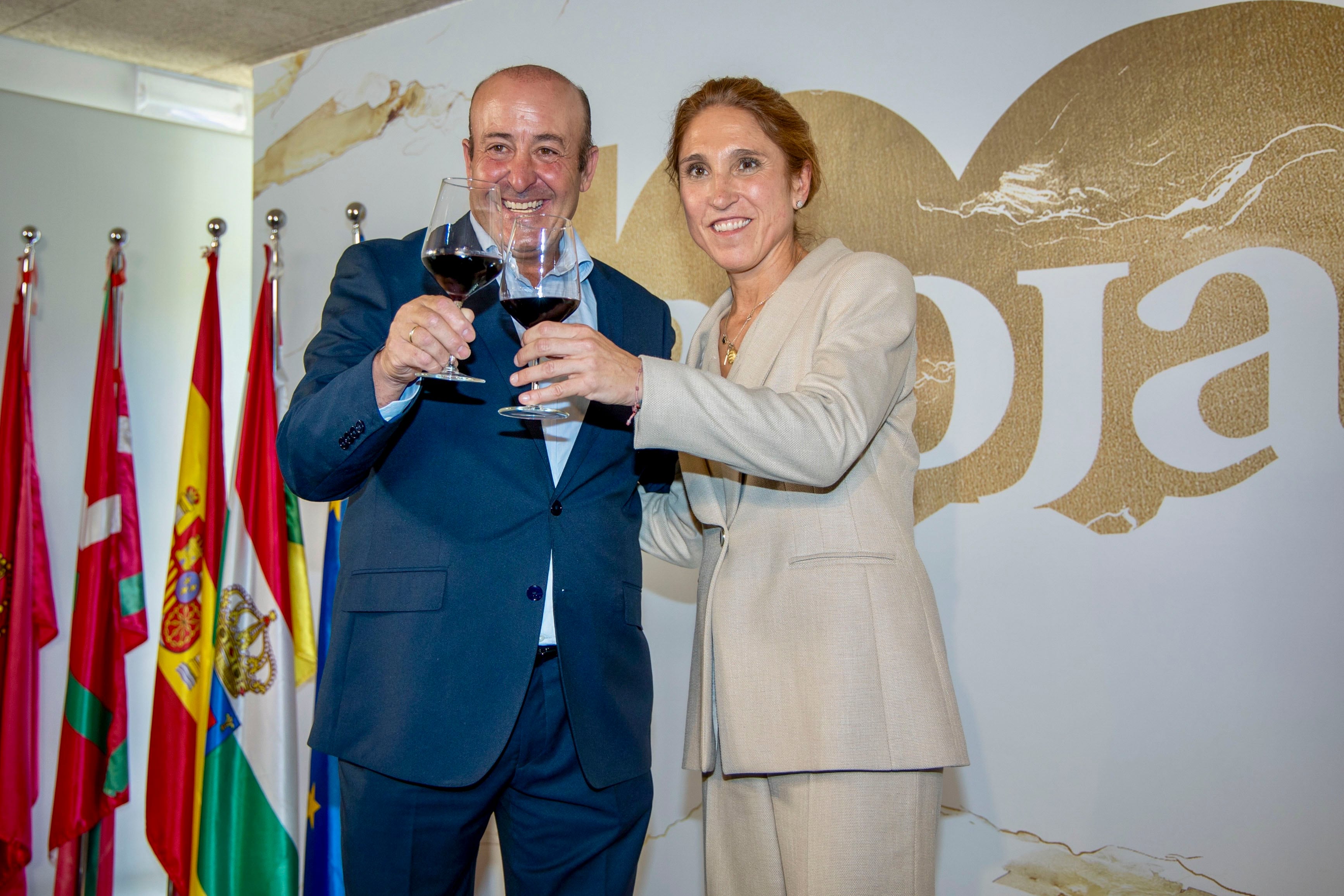 LOGROÑO, 24/06/2025.- La nueva presidenta del Consejo Regulador de la Denominación de Origen Calificada (DOCa) Rioja, Raquel Pérez Cuevas, brinda con un vino de Rioja con su antecesor, Fernando Ezquerro, este martes en el Consejo Regulador.-EFE/Raquel Manzanares
