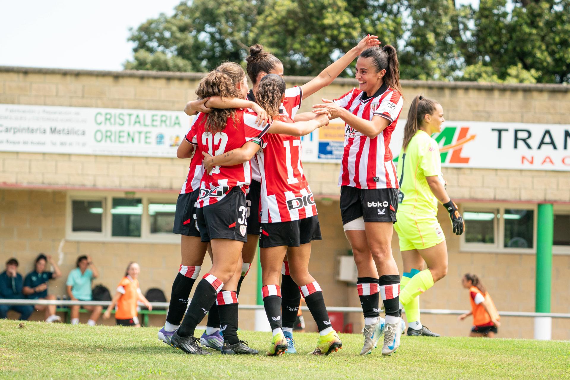 Las jugadoras del Athletic celebran uno de los tantos marcados al Depor