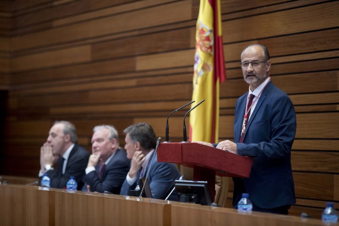 Luis Fuentes durante su primer discurso como presidente de las Cortes 