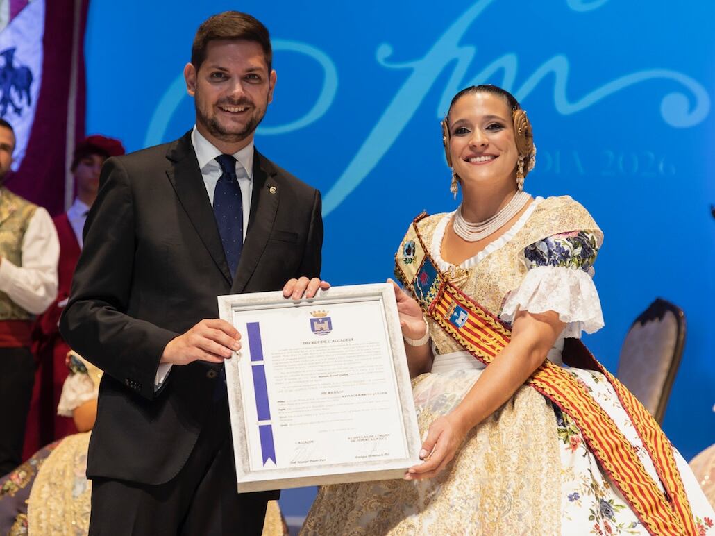Manuela Borrull junto al alcalde de Gandia durante la presentación / Àlex Oltra