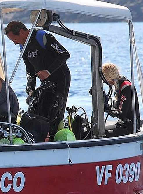 Ha sido fotografiado paseando en barco junto a su novia en una zona en la que el baño está prohibido por su alto valor ecológico