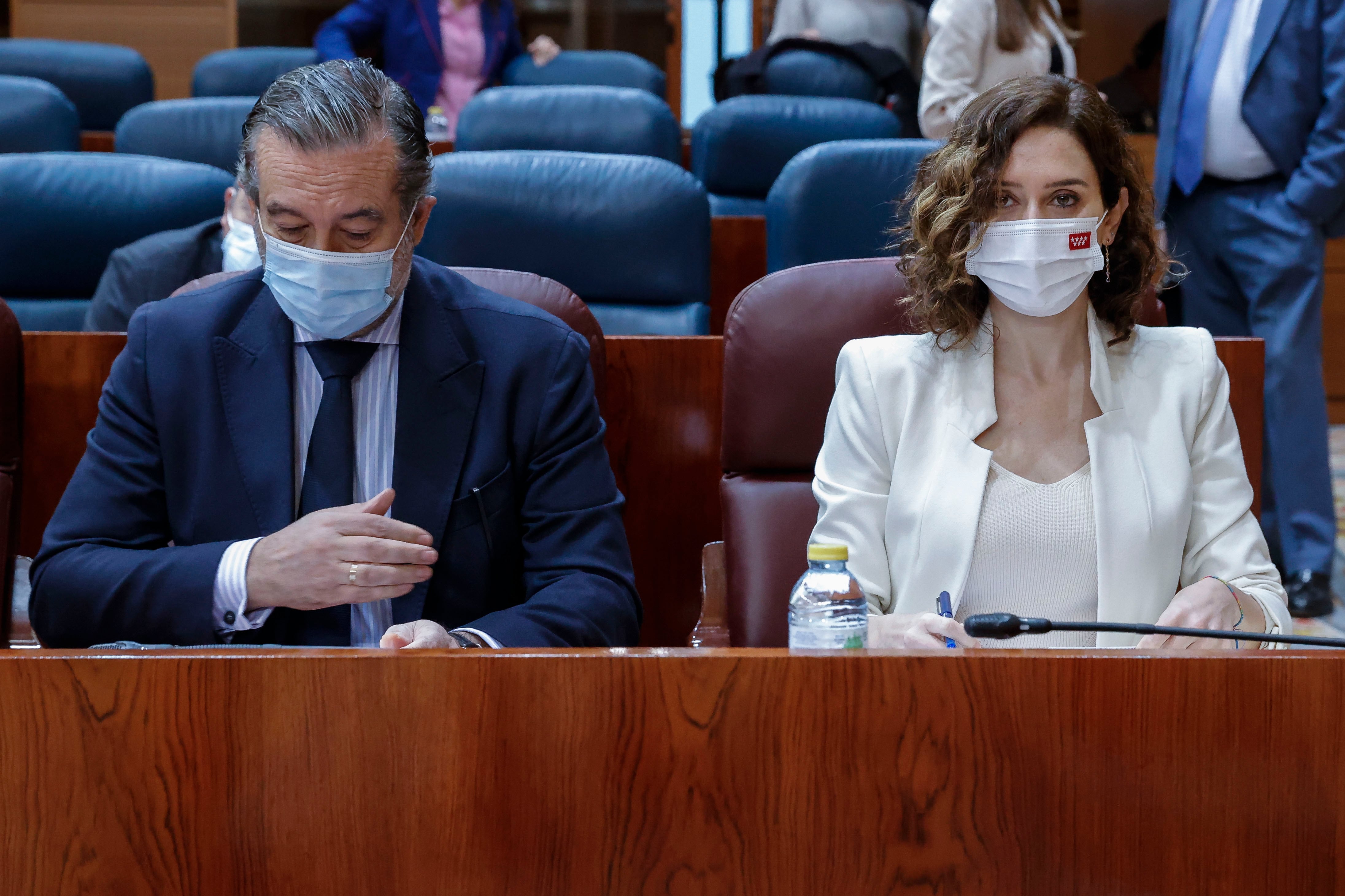 MADRID, 24/03/2022.- La presidenta regional, Isabel Díaz-Ayuso, y el consejero de Presidencia, Justicia e Interior, Enrique López, al inicio del pleno de la Asamblea de Madrid que se celebra este jueves. EFE/Zipi
