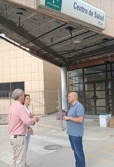 El PSOE señala hacia Moreno Bonilla como responsable del “caos” sanitario de este centro en el que presta atención menos de la mitad de la plantilla.