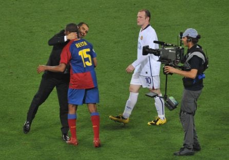 Guardiola abraza a Keita tras ganar la Champions en 2009