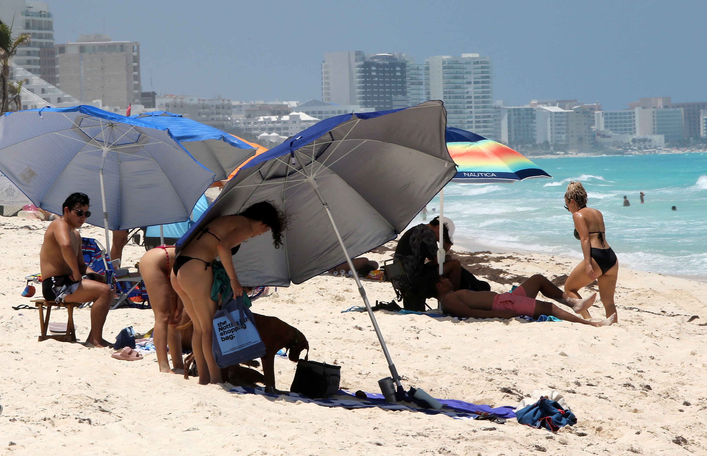 Turistas toman el sol en una playa este sábado