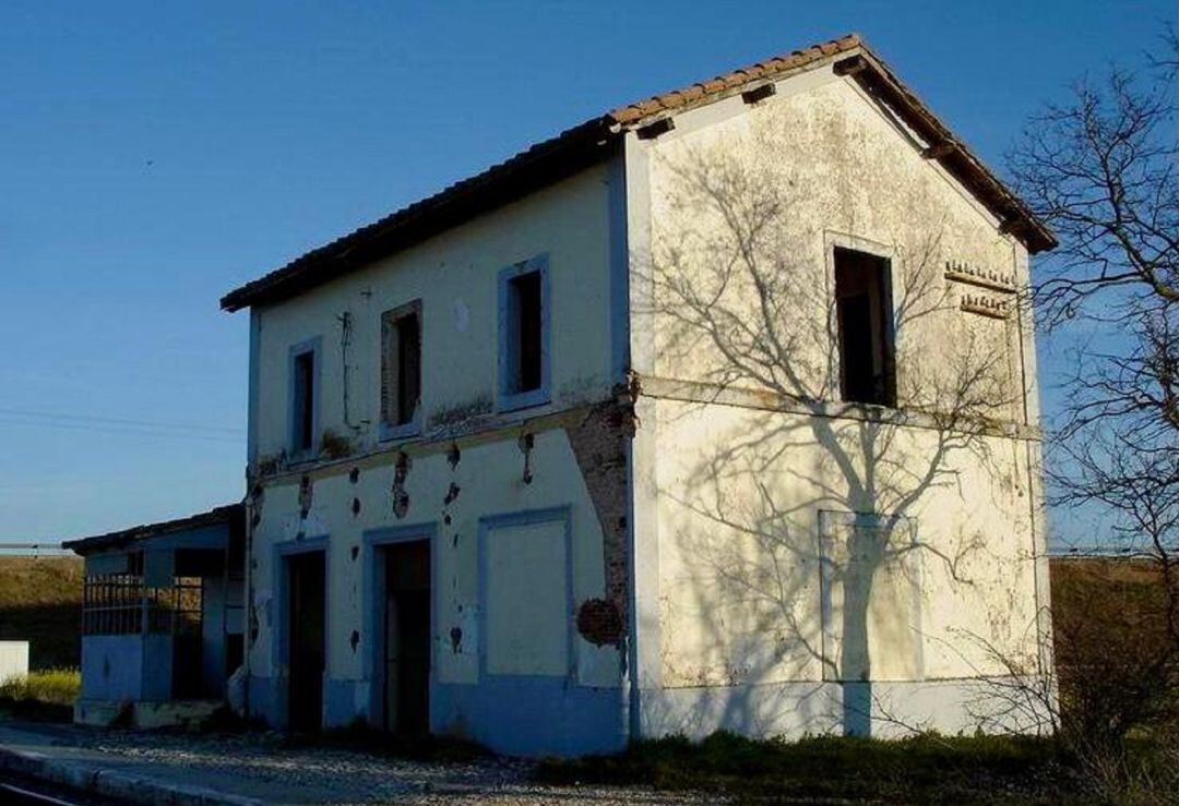 Un ejemplo de despoblación es el estado de la estación de Pollos antes de ser derruida