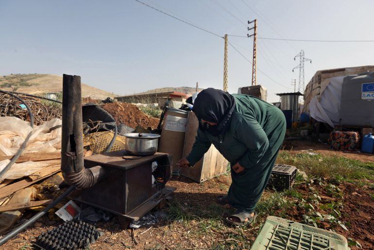 Sultana Solaibi, de 54 años, cocina para su familia en el campo de refugiados sirios cercano a la localidad libanesa de Majdal Anjar