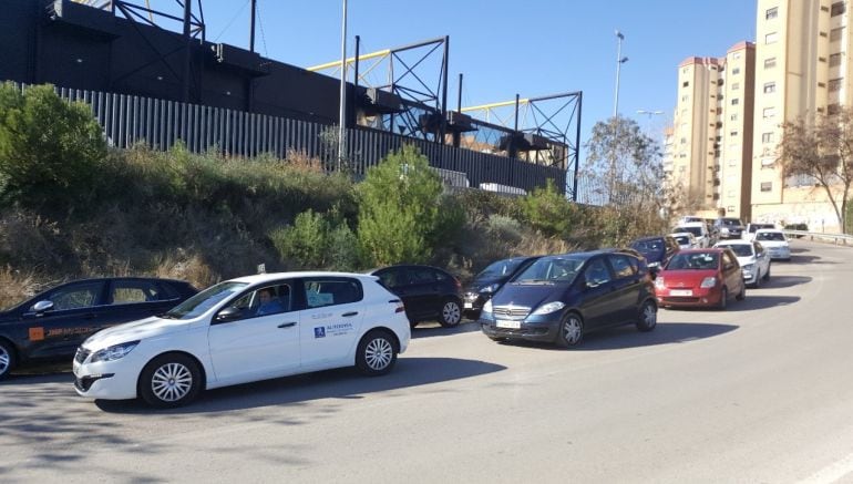 Coches aparcados en doble fila en el entorno de Feria Valencia